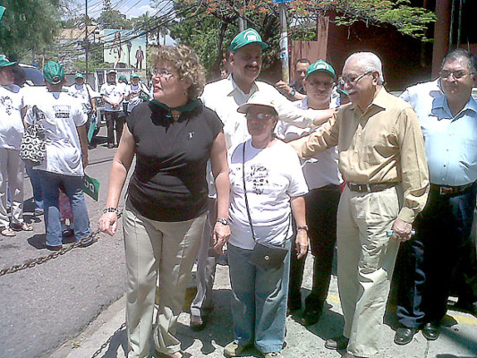 Con plantón ante MP piden justicia por crimen de Landaverde