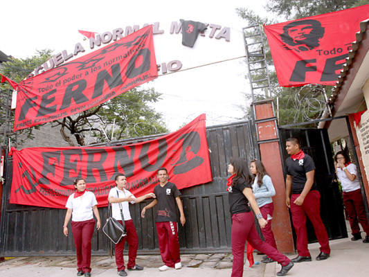 Estudiantes se toman Escuela Normal Mixta