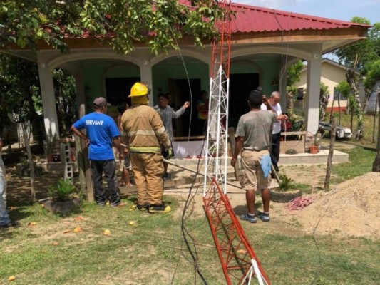 Dos jóvenes mueren al caer al vacío tras colapso de antena radial en La Masica