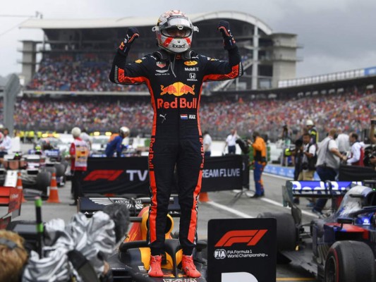 La impresionante actuación del piloto de 21 años de Red Bull se produjo al mismo tiempo de un inusual colapso en la escudería Mercedes. Foto:AP