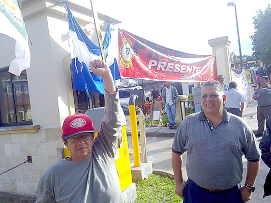 Maestros se toman instalaciones del Inprema