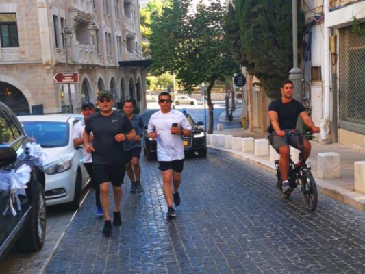 Presidente Hernández se ejercita en las calles de Jerusalén