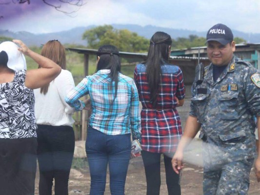 Madres lloran al saber que no podrán ver a sus hijos en la Penitenciaría Nacional en este Día de la Madre