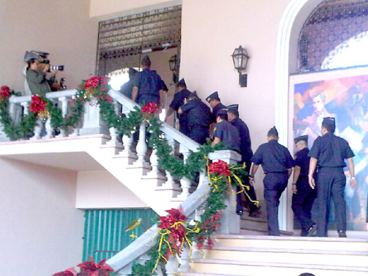 Lobo y cúpula policial afinan detalles para conceder facultades a FF AA