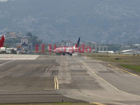 Las imágenes que dejó la protesta de empleados de aeronáutica para exigir pagos y vacuna
