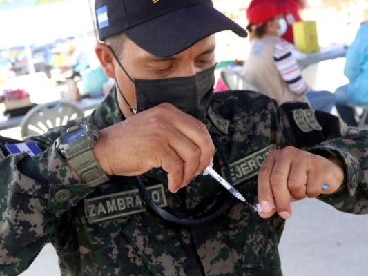 Así continúa vacunación contra covid-19 para adultos mayores en varios puntos de la capital (FOTOS)