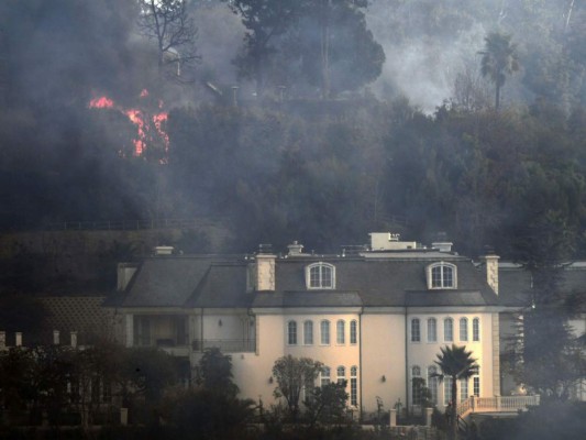Barrios ricos de Los Ángeles, blanco de feroces incendios forestales