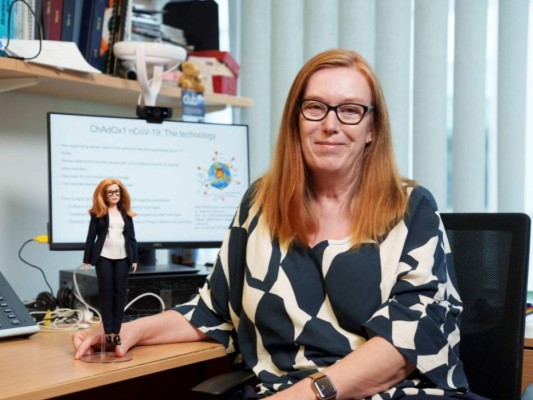 Diseñan barbies inspiradas en creadora de la vacuna AstraZeneca y otras profesionales de la ciencia