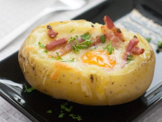 Receta: Prepara unas deliciosas papas rellenas de huevo y tocino