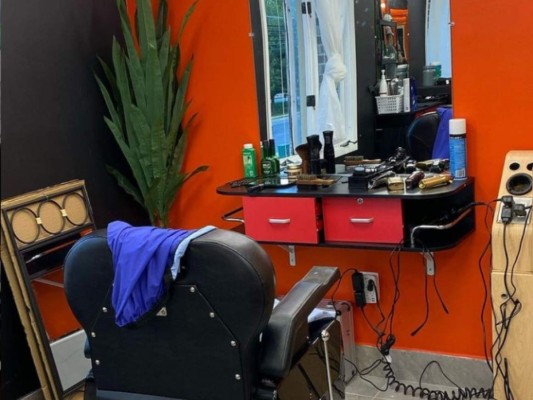 Así es la vida de Alejandro Arita, el joven hondureño barbero de las figuras del DC United