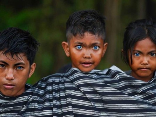 Los hipnotizantes ojos azules y brillantes de una tribu en Indonesia (FOTOS)