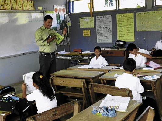 Padres y docentes se resisten al cambio en sistema escolar
