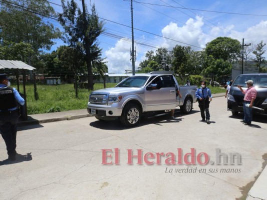 Sonriente y en compañía de Pepe Lobo: Así fue la salida de Rosa Elena de prisión
