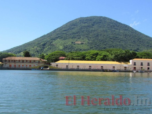 'Impresionante bahía de aguas azules en medio de islas volcánicas', así describió Einstein a Amapala