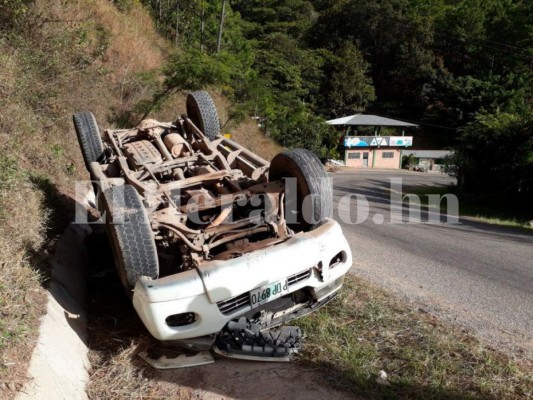 Conductor de vehículo se salva de morir en accidente en carretera a Valle de Ángeles, Francisco Morazán