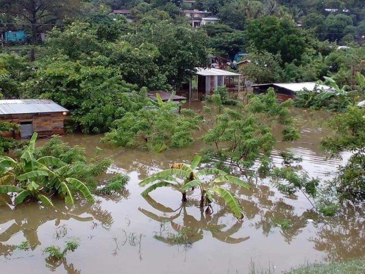 Miles de evacuados por lluvias que azotan a Honduras