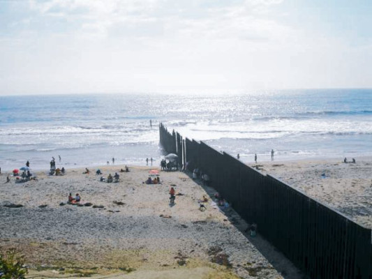 California reemplazará muro en playa fronteriza
