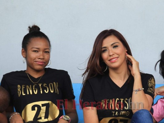 Fotos: Las bellas aficionadas que engalanan el clásico capitalino