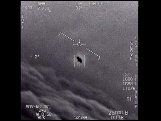 Imagen de un video de 2015 denominado Gimbal, que fue proporcionada por el Departamento de Defensa, en la que se ve un objeto inexplicado en el centro mientras vuelta alto entre las nubes. Foto: AP