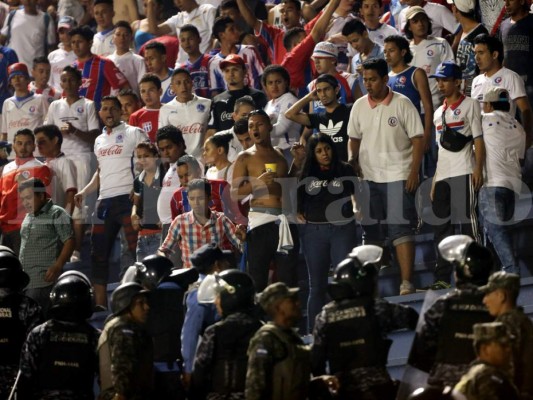 Barra que apoya a Olimpia burla los seis anillos de seguridad de la Policía