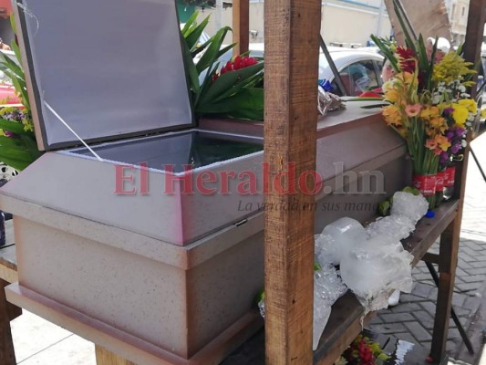 FOTOS: Desgarradora escena de madre velando a su hijo en plena calle de la capital