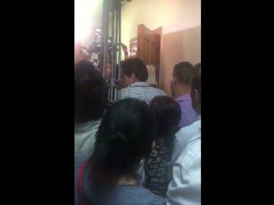 Se arma zafarrancho para ingresar a la sala donde se emite fallo contra Kevin Solórzano