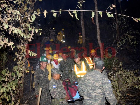 Las desgarradoras imágenes del incendio en La Montañita en el que murieron dos bomberos