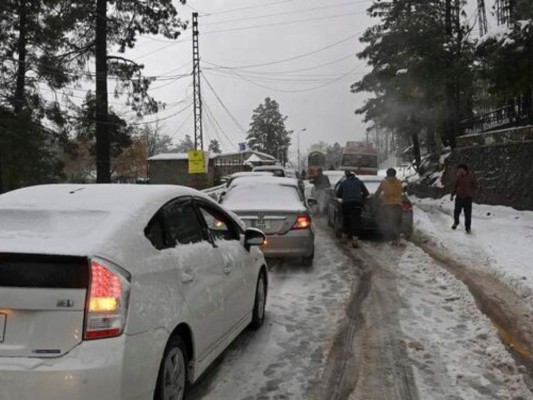 Al menos 21 personas mueren atrapadas en coches por tormenta de nieve en Pakistán&nbsp;&nbsp;
