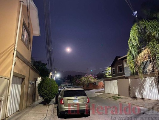 FOTOS: Así luce esta noche la Superluna rosa sobre Honduras