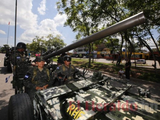Tanques de guerra, ametralladoras y lanchas patrulleras protagonizaron desfile militar