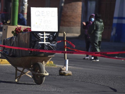 Cuerpos esperan varios días para ser enterrados en Bolivia (FOTOS)