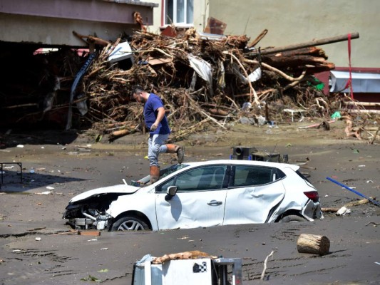 La agencia de desastres AFAD indicó que 36 personas murieron en Kastamonu, siete en Sinop y una en Batin.