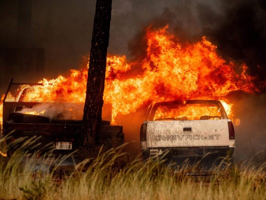 El fuego rodea un poblado del norte de California