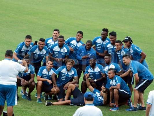 Selección de Honduras contagia alegría en su reconocimiento del estadio Cuscatlán