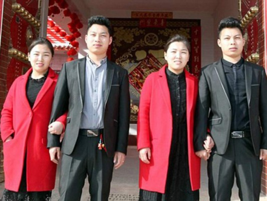 Gemelos se casan y se operan para no confundirse