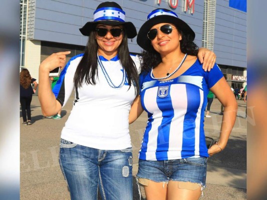 Las chicas que engalanan el estadio de la Universidad de Phoenix, escenario del duelo entre México y Honduras
