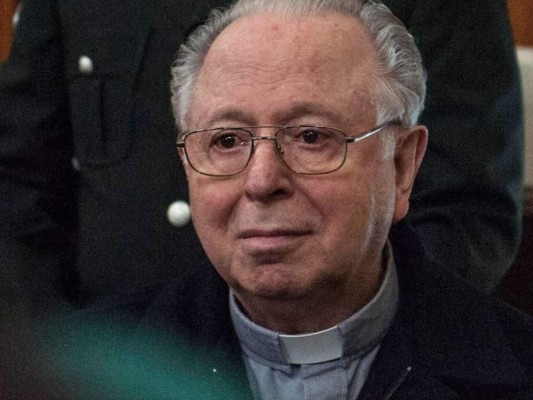 La figura de Karadima, condenado desde 2011 a una vida de penitencia y oración en un juicio canónico y expulsado de la Iglesia por el papa Francisco en septiembre de 2018, se convirtió en la del cura pedófilo más emblemático de Chile. FOTO: AFP