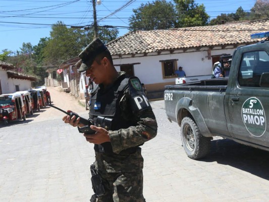 Ojojona y Santa Ana inundados de militares