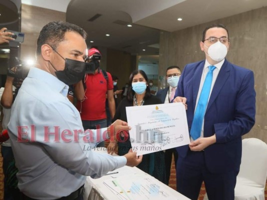 Así se desarrolló la entrega de credenciales en el nivel de diputaciones por el CNE (FOTOS)