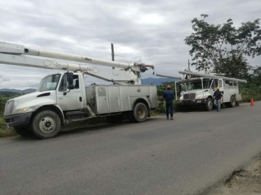 Impacto de autobús a red eléctrica en Santa Bárbara provoca pérdidas considerables