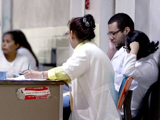Empleados por contrato del hospital Escuela asfixiados por las deudas