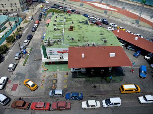 Crisis energética en Cuba: horas en fila para echar combustible