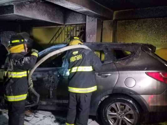 Carro toma fuego y deja atrapados en vivienda a propietarios en la capital