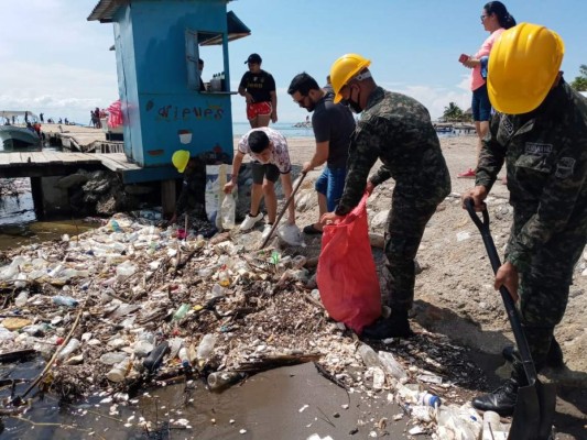 Ardua limpieza para retirar basura que contamina las playas de Omoa (FOTOS)