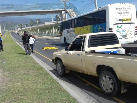 A pocos metros de un puente peatonal mujer muere arrollada por un vehículo