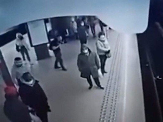 VIDEO: Captan momento en que hombre empuja a mujer hacia rieles del metro