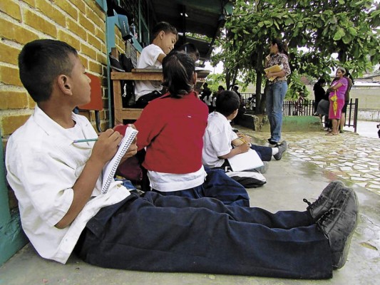 Jornada extendida obliga a niños a recibir clases fuera de aulas