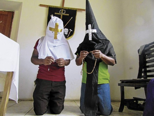 Encadenados para saldar promesas y culpas