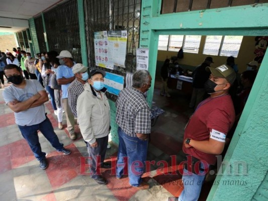 Largas filas sin distanciamiento social en centros de votación de Honduras