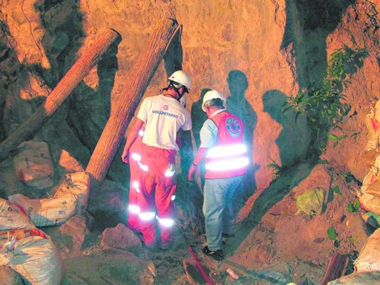 Exhaustiva y angustiosa labor de cuerpos de socorro